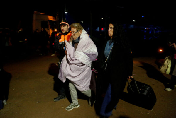 People affected by a deadly train derailment are transferred and treated at the Caseta Municipal in the town of Adamuz foto-reuters