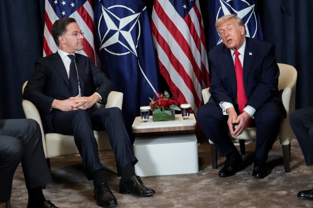 Generalni sekretar NATO Mark Rute i predsednik SAD Donald Tramp u Davosu