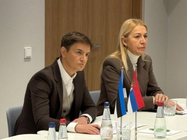 Predsednica Narodne skupštine Srbije Ana Brnabić (levo)