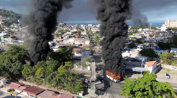 Smoke billows, following a military operation in which a government source said Mexican drug lord Nemesio Oseguera, known as „El Mencho,“ was killed, in Puerto Vallarta