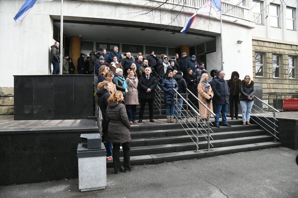 PROTEST TUZILACA I ZAPOSLENIH U TOK-U ZBOG MRDICEVIH ZAKONA