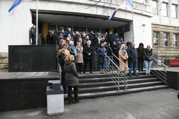 PROTEST TUZILACA I ZAPOSLENIH U TOK-U ZBOG MRDICEVIH ZAKONA