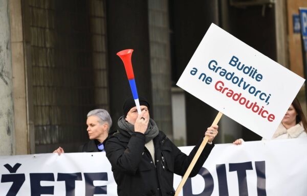 PROTEST ISPRED GRADSKE KUCE U NOVOM SADU