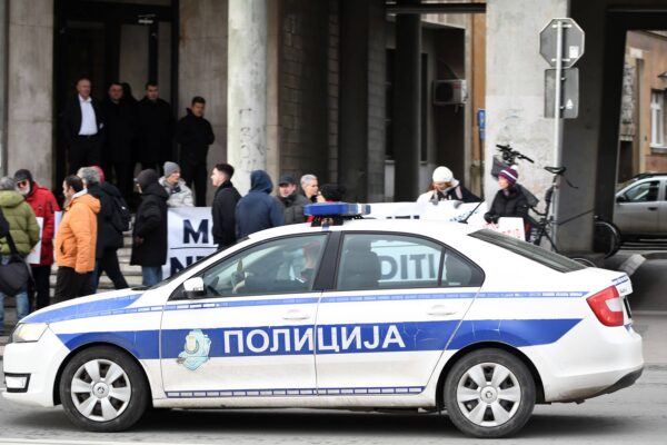 PROTEST ISPRED GRADSKE KUCE U NOVOM SADU