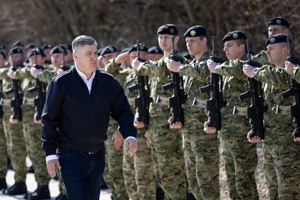 SVECANA ZAKLETVA VOJNIKA NA OSNOVNOJ VOJNOJ OBUCI U SLUNJU