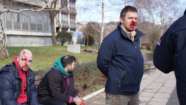 STUDENTI U BLOKADI: NAPADNUTA DVA CLANA MOBILNOG TIMA U BORU
