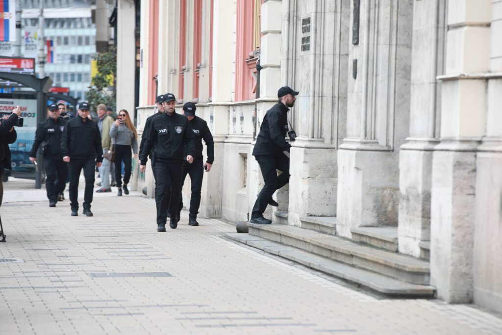 PRIPADNICI POLICIJE USLI U REKTORAT