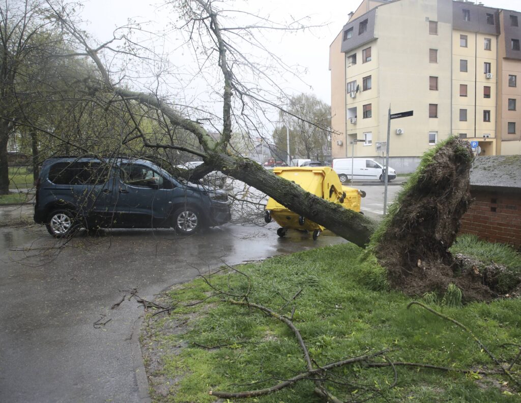 JAK VETAR RUSIO STABLA U ZAGREBU