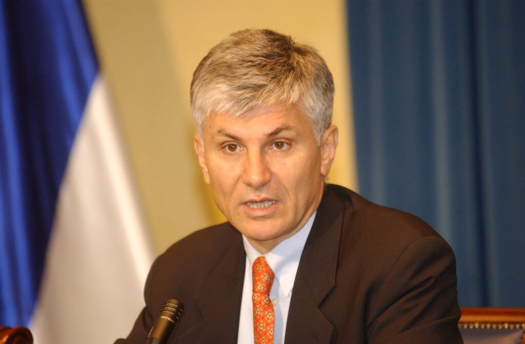 Premijer Srbije Zoran Đinđić razgovara sa novinarima u vladi Srbije