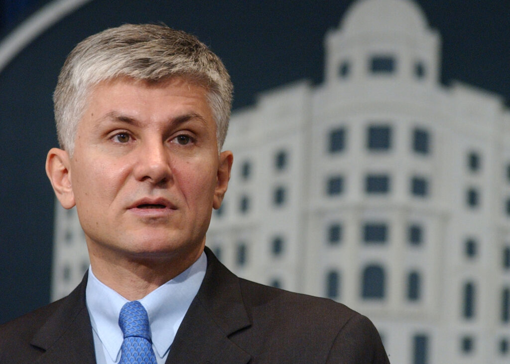 Premijer Srbije Zoran Đinđić govori na godisnjoj konferenciji za novinare u Vladi Srbije