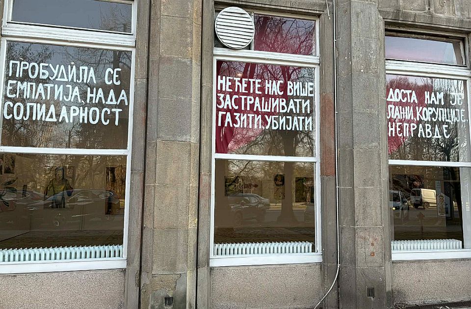 akademija_umetnosti_poruke_na_izlogu
