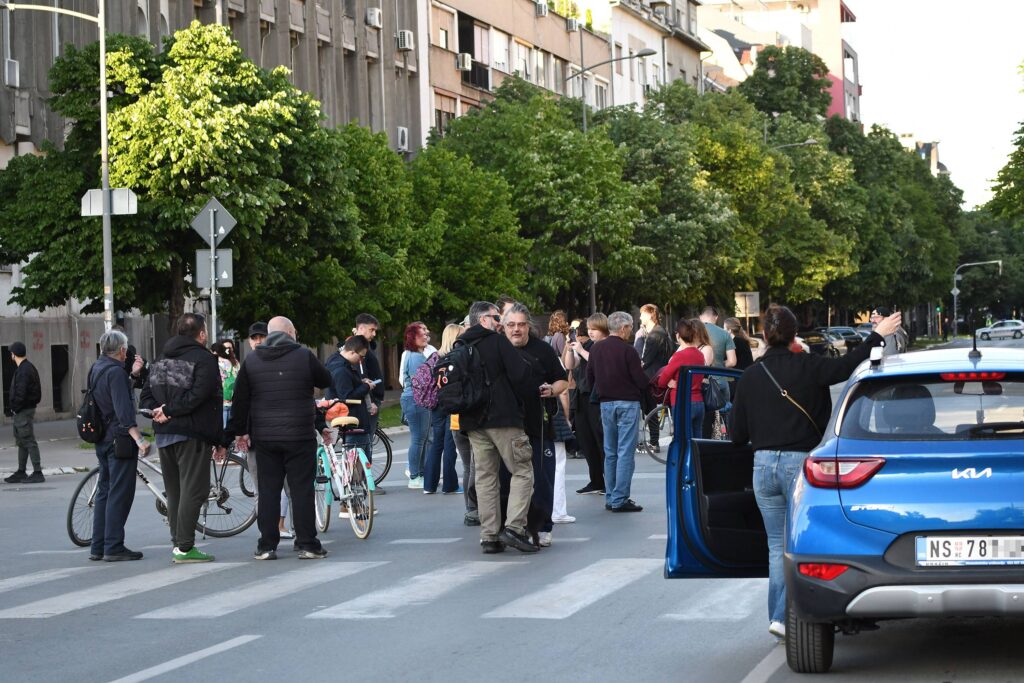 BLOKIRANA RASKRSNICA KOD SUDA U NOVOM SADU