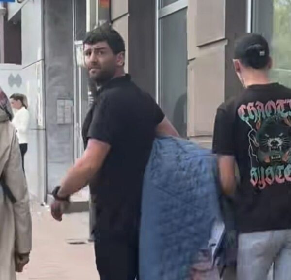 nosi baner naprednjal