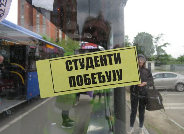 STUDENTI DELILI NALEPNICE NA VIDIKOVCU