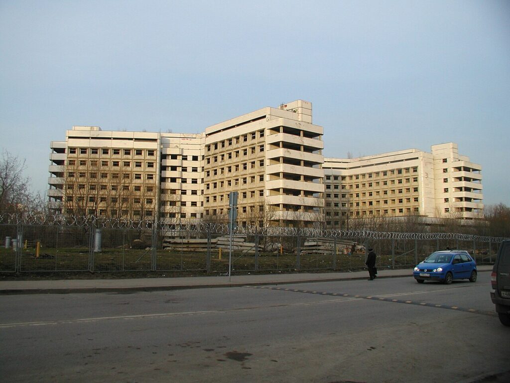 Napuštena nedovršena zgrada bolnice u okrugu Hovrino, Moskva.