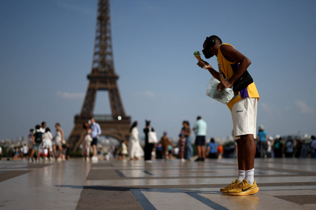 Heatwave hits Paris
