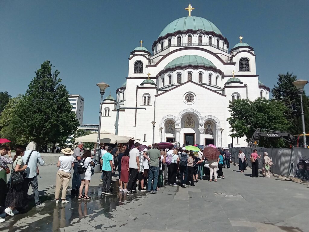 GRADJANI CEKAJU DA SE POKLONE CASNOM POJASU PRESVETE BOGORODICE