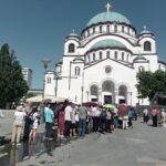 GRADJANI CEKAJU DA SE POKLONE CASNOM POJASU PRESVETE BOGORODICE