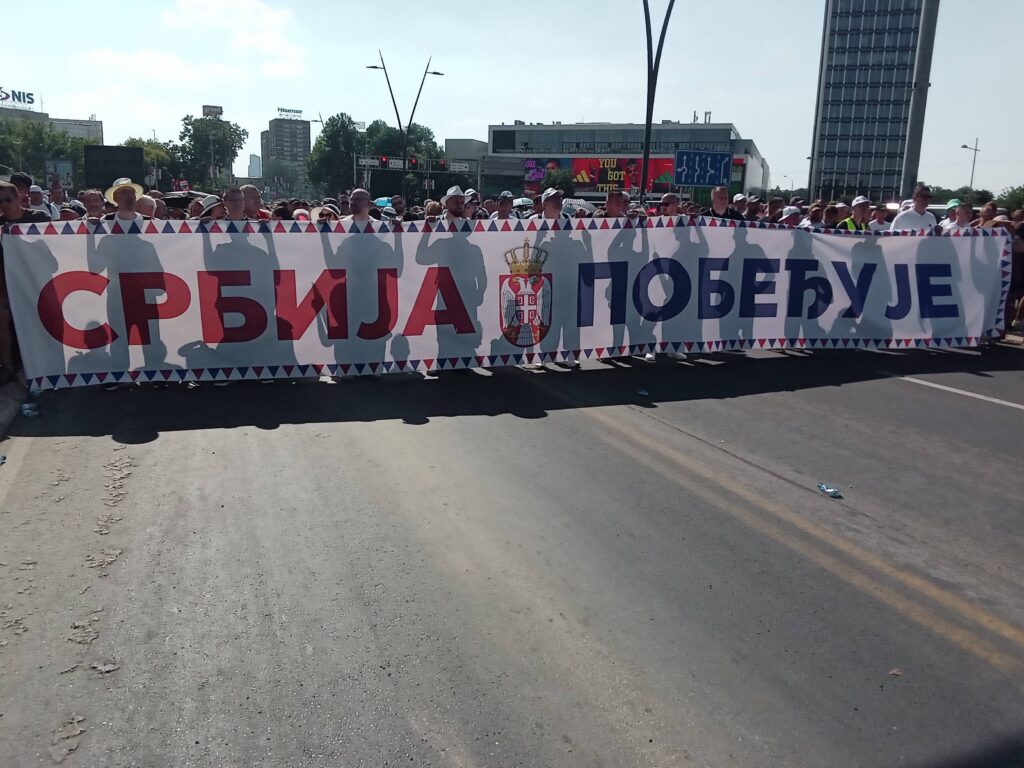 OKUPLJANJE PRISTALICA SNS-A  PRED SKUP „SRBIJA,JEDNA PORODICA“