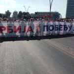 OKUPLJANJE PRISTALICA SNS-A  PRED SKUP „SRBIJA,JEDNA PORODICA“