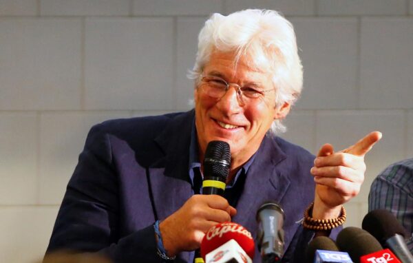 U.S. actor Richard Gere gestures during a news conference to present his movie „Time Out of Mind“ in the soup kitchen run by the Sant’Egidio Christian community in Rome