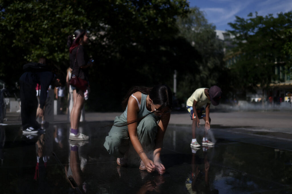 Heatwave hits Paris