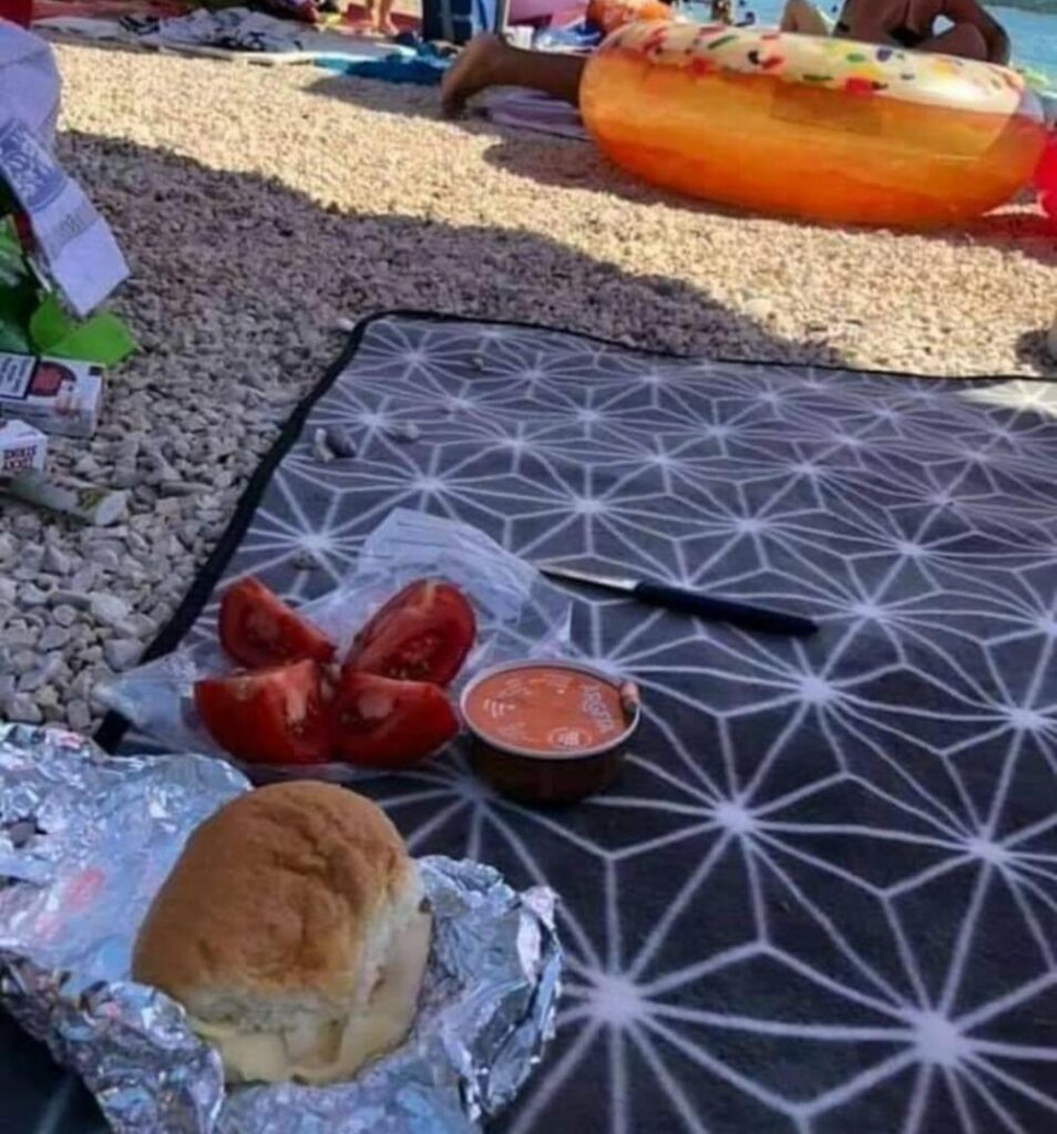pašteta i paradajiz na plaži