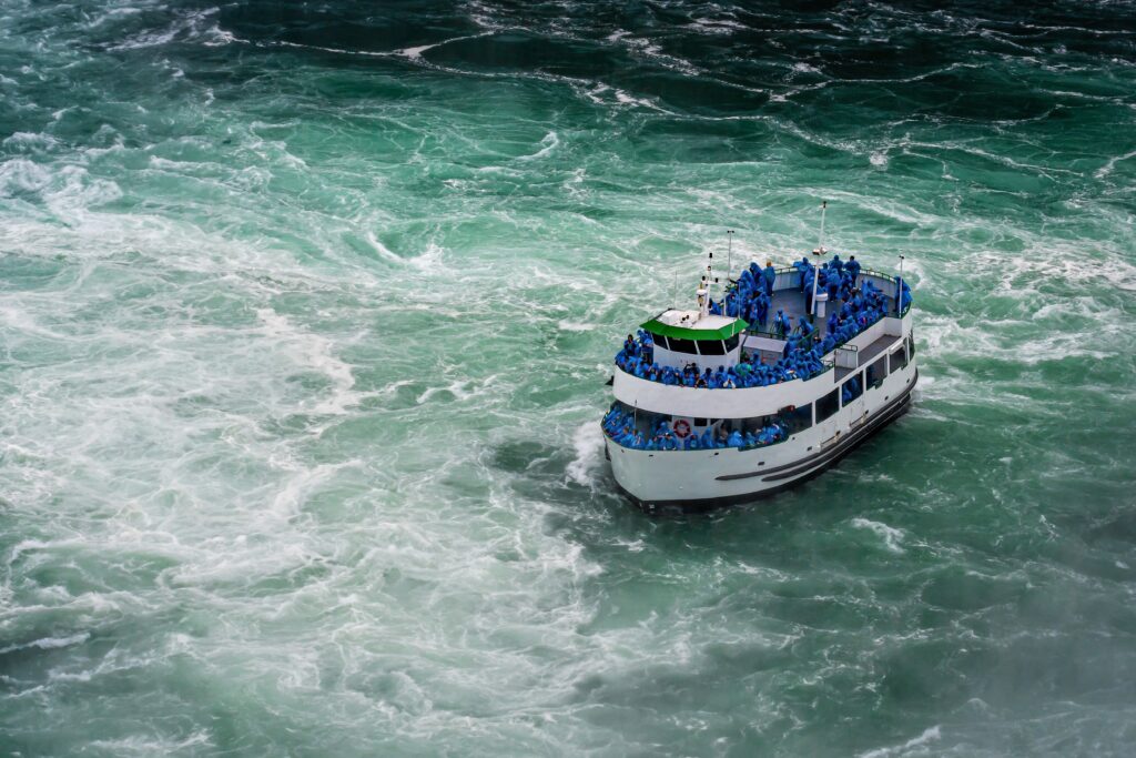 Falls boat tour ship with tourists moves to Niagara falls