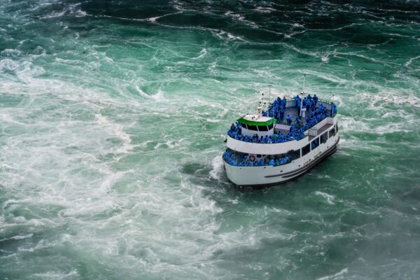 Falls boat tour ship with tourists moves to Niagara falls