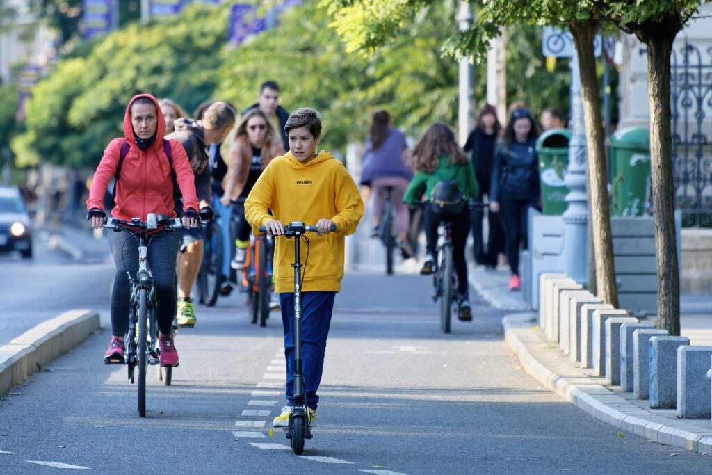 surprising_media-electric-scooters-7482995_1920