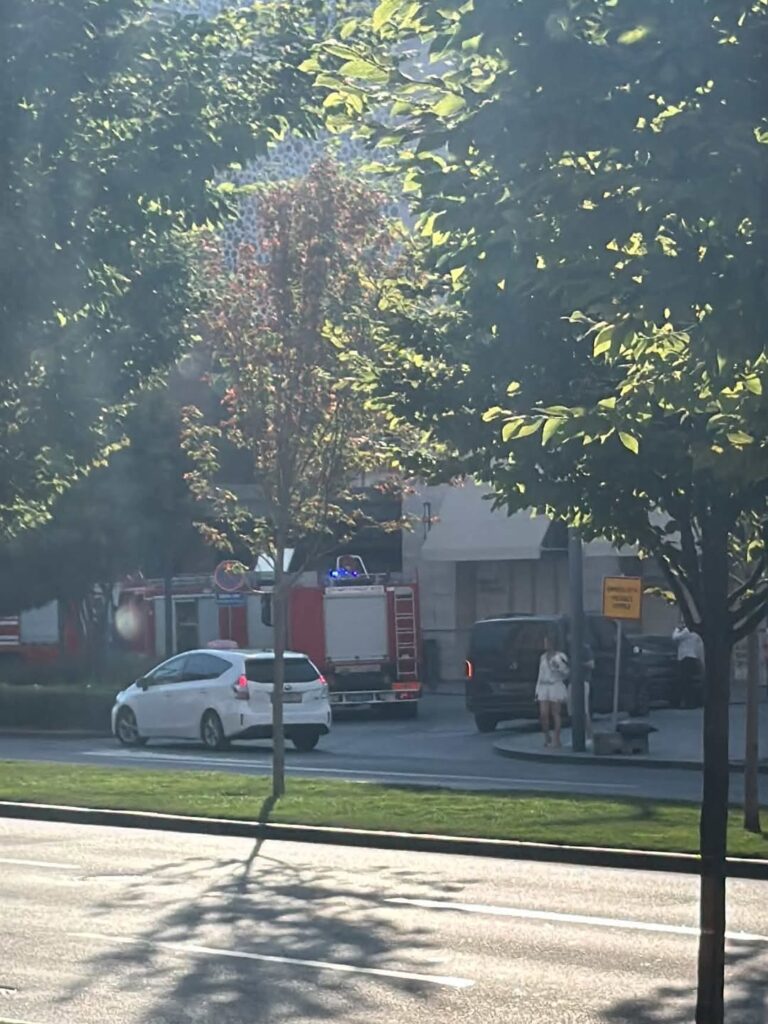 DIM U GALERIJI, EVAKUACIJA U BEO SHOPPING CENTRU!Ispred TC Galerija trenutno se nalaze tri vatro