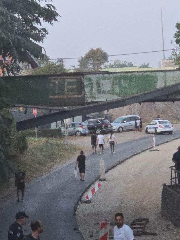 obrušavanje nadvožnjaka u surčinu