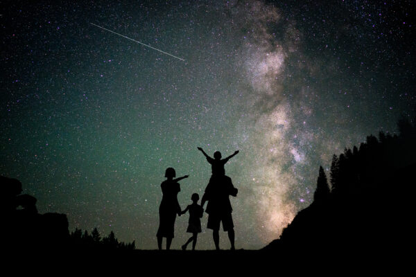 happy-family-silhouette-with-milky-way-and-beautif-2026-04-13-23-31-11-utc