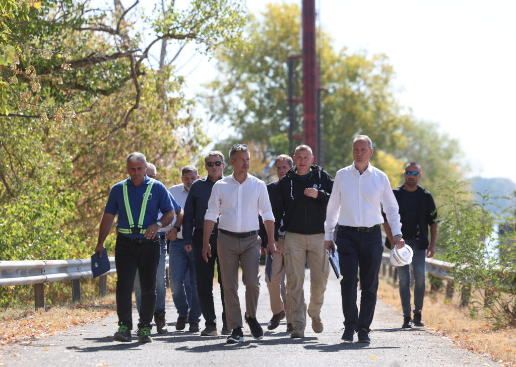 Hungary prepares barges and starts riverbed works to avert plant shutdown
